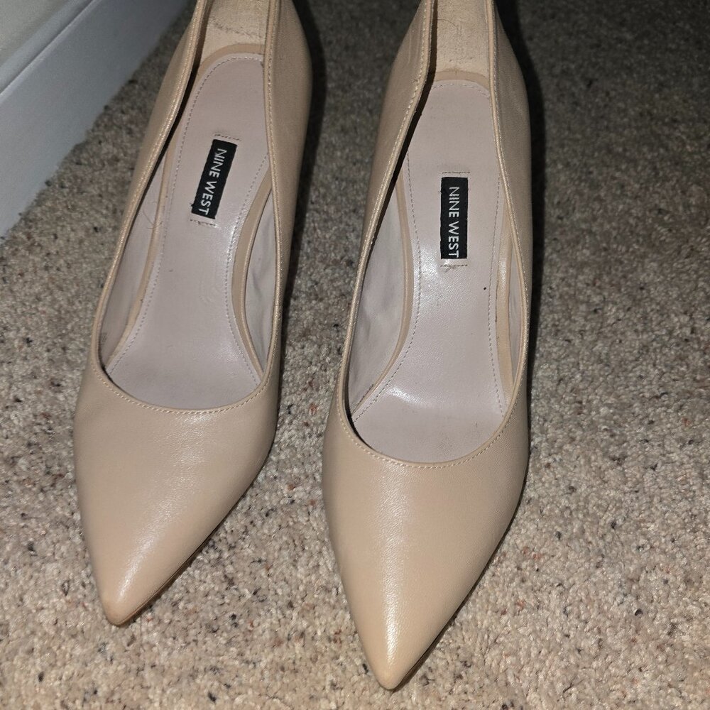 Nude leather pumps